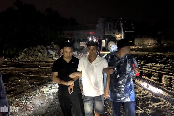 Thanh tra Chính phủ bắt quả tang vụ vận chuyển, đổ trái phép hơn 500 tấn chất thải nguy hại