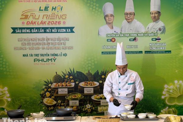 Ba bếp trưởng quốc tế trình diễn nghệ thuật chế biến món ăn từ sầu riêng Đắk Lắk