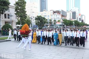 Lãnh đạo TPHCM dâng hoa kỷ niệm 50 năm thành phố mang tên Chủ tịch Hồ Chí Minh