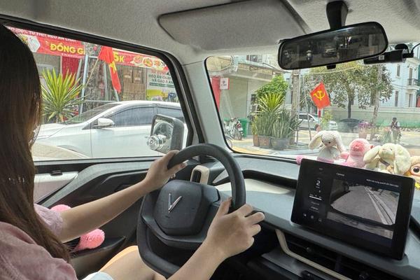 Nữ chủ xe tạm biệt nỗi lo “vần” vô lăng trong đô thị với VinFast VF 3