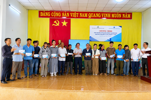 BSR tặng hàng trăm thẻ BHYT cho người nghèo quanh NMLD Dung Quất