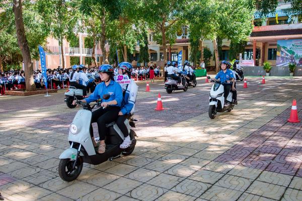 Phạt tiền người dưới 18 tuổi đi mô tô, hiểu thế nào cho đúng?
