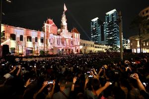 Vinamilk phục vụ người dân trong đêm hội 3D Mapping mừng 50 năm Thành phố Hồ Chí Minh