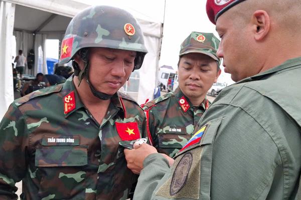 Venezuela trao Huy chương "Anh hùng Venezuela" tôn vinh đoàn cứu hộ Việt Nam