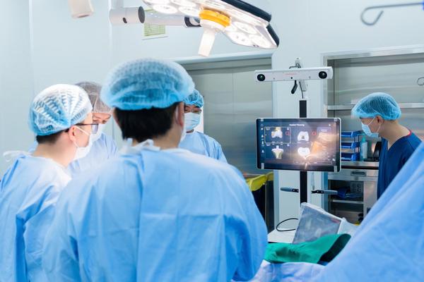 Đưa robot thay khớp hiện đại hàng đầu thế giới đến Vinmec Phú Quốc