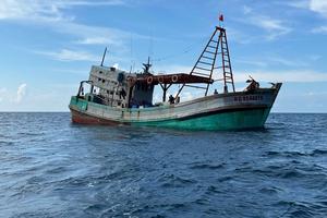 Bộ Tư lệnh Vùng Cảnh sát biển 4 bắt giữ tàu cá có dấu hiệu vi phạm IUU