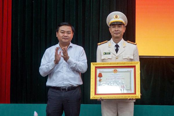 Phó Giám đốc Công an tỉnh Đắk Lắk Trần Bình Hưng được trao Huân chương Chiến công hạng Ba