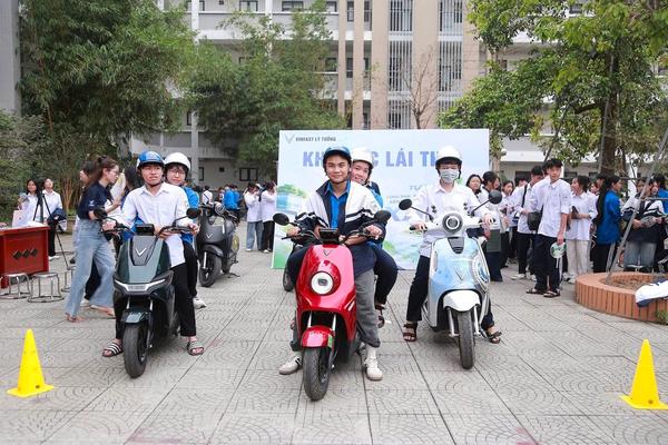 Chủ xe VinFast kể chuyện “một người đi xe điện, cả nhà bỏ xe xăng”