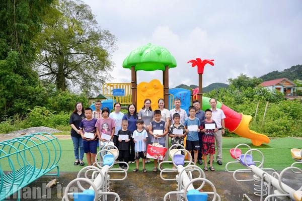 Trường Cán bộ Thanh tra trao tặng 2 sân chơi cho trẻ em vùng cao Cao Bằng