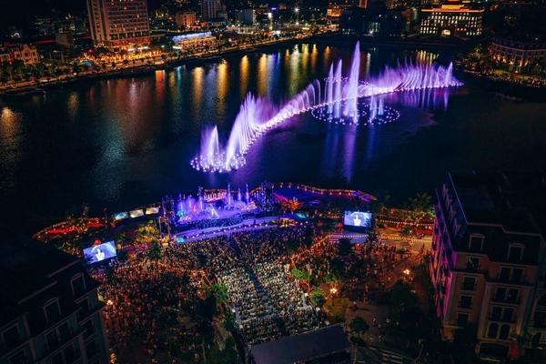 Halo Bay live Concert: Khi âm nhạc, ánh sáng và nhịp điệu của nước hòa cùng Vịnh di sản