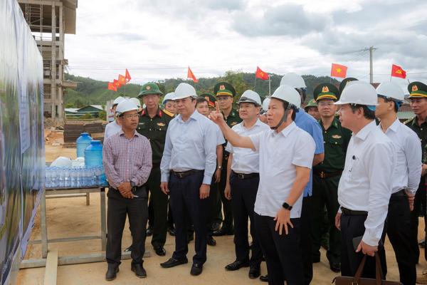 Phó Thủ tướng Lê Tiến Châu kiểm tra tiến độ xây dựng trường phổ thông nội trú liên cấp tại các xã biên giới TP Huế