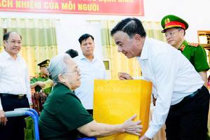 Thường trực Ban Bí thư Trần Cẩm Tú tri ân người có công tại Nghệ An