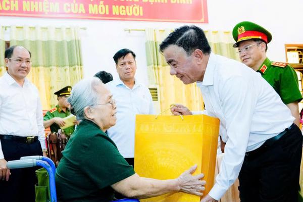 Thường trực Ban Bí thư Trần Cẩm Tú tri ân người có công tại Nghệ An