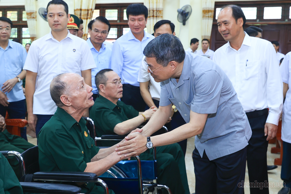 Thủ tướng xúc động trước nghị lực của các thương binh, bệnh binh