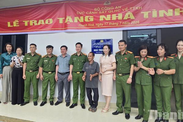 Bộ Công an trao 40 suất quà, tặng nhà tình nghĩa cho hộ nghèo ở xã Thường Xuân