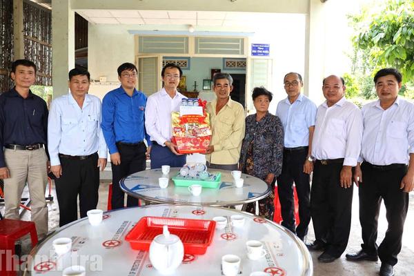 Chánh Thanh tra tỉnh Tây Ninh thăm, tặng quà người có công với cách mạng nhân dịp 27/7