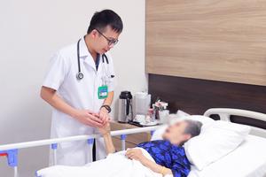 Cụ bà 89 tuổi từ suy kiệt, nằm bất động sau đột quỵ dần hồi phục
