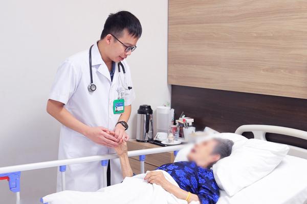 Cụ bà 89 tuổi từ suy kiệt, nằm bất động sau đột quỵ dần hồi phục