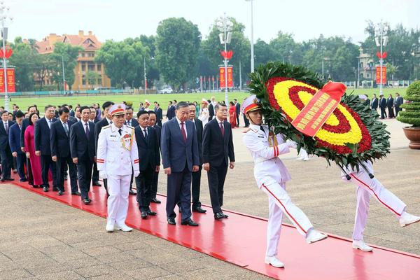 Ban Chấp hành Trung ương vào lăng viếng Bác trước phiên khai mạc Hội nghị Trung ương 3