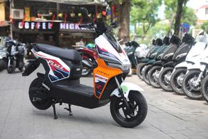 Phụ huynh và học sinh “phát sốt” vì VinFast Flazz Max, xe đổi pin giá chỉ từ 10,5 triệu đồng