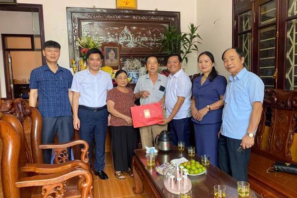 Thanh tra tỉnh Bắc Ninh thăm hỏi, tặng quà thân nhân công chức là thương binh, liệt sĩ nhân ngày 27/7