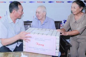 Thanh Hóa: Lãnh đạo tỉnh dâng hương tri ân liệt sĩ, thăm hỏi gia đình chính sách