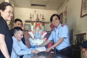 Chánh Thanh tra thành phố Đà Nẵng thăm, tặng quà thương binh tại xã Thăng Điền