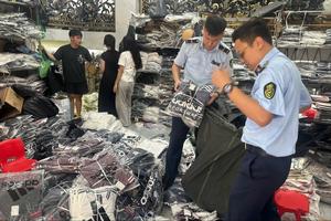 Hà Nội: Đội Quản lý thị trường số 8 xử lý 154 vụ vi phạm, chuyển điều tra 4 vụ liên quan hàng giả