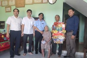 Chánh Thanh tra thành phố Đà Nẵng thăm, tặng quà Mẹ Việt Nam anh hùng Lê Thị Da