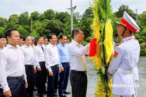 Thủ tướng Lê Minh Hưng dâng hương tri ân các anh hùng liệt sĩ tại Điện Biên