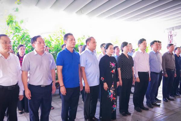Bộ trưởng Bộ Y tế Đào Hồng Lan dâng hương tri ân các Anh hùng liệt sĩ tại Truông Bồn