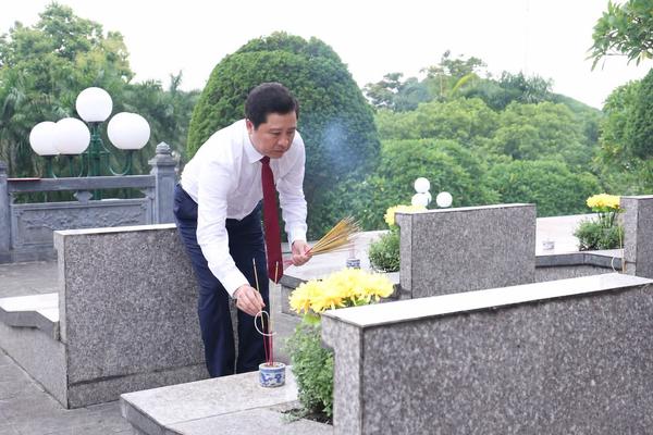 Lào Cai: Dâng hương tưởng niệm Chủ tịch Hồ Chí Minh và viếng các Anh hùng Liệt sĩ