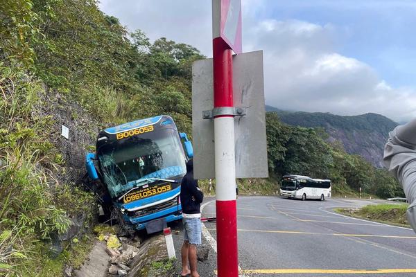 Ô tô khách va vào vách núi trên đèo Khánh Lê, 5 người bị thương