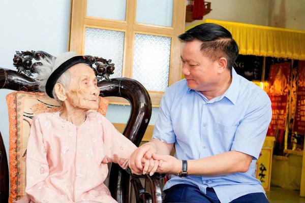 Bí thư Tỉnh ủy Nghệ An tri ân Mẹ Việt Nam Anh hùng, thương binh tiêu biểu