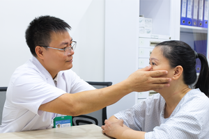 Khám chữa bệnh BHYT với mô hình Đông - Tây y kết hợp tại BVĐK Phương Đông