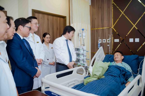 Lần đầu tiên tại Việt Nam, VINMEC phẫu thuật xuyên Việt hai chiều bằng robot cách xa 1.700km