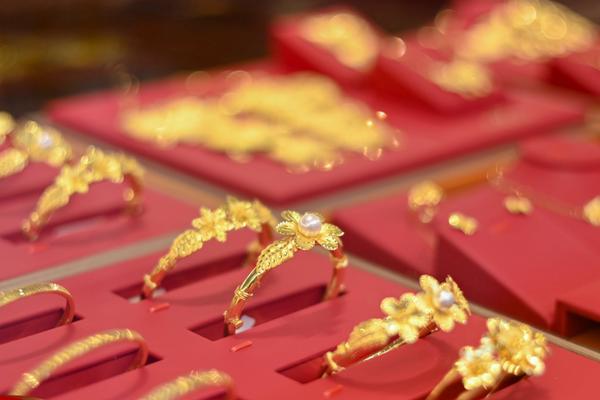 Giá vàng hôm nay 6/8: Vàng tiến sát 4.300 USD/ounce, giá còn tăng?