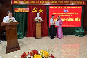 Đảng ủy Thanh tra thành phố Đà Nẵng tổ chức lễ kết nạp đảng viên mới