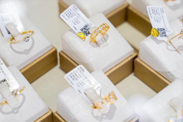 Giá vàng hôm nay 8/8: Vàng tăng "bốc đầu", áp sát vùng 4.350 USD