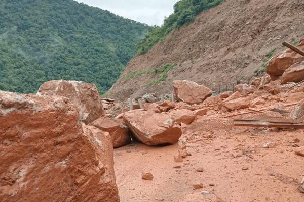 Mưa lớn gây sạt lở, cuốn trôi cầu tạm ở vùng biên Nghệ An