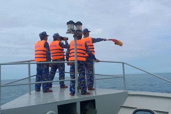 Tàu 629 Vùng 3 Hải quân cứu nữ du khách gặp nạn tại vùng biển Đà Nẵng