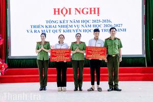 Thanh tra Công an tỉnh Ninh Bình: Nhận đỡ đầu 2 học sinh có hoàn cảnh khó khăn