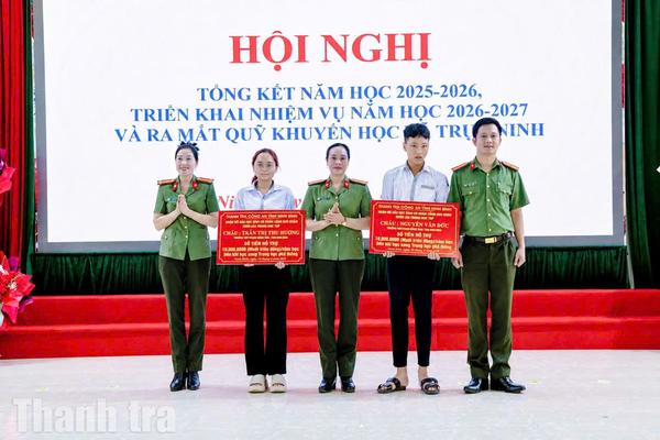 Thanh tra Công an tỉnh Ninh Bình: Nhận đỡ đầu 2 học sinh có hoàn cảnh khó khăn
