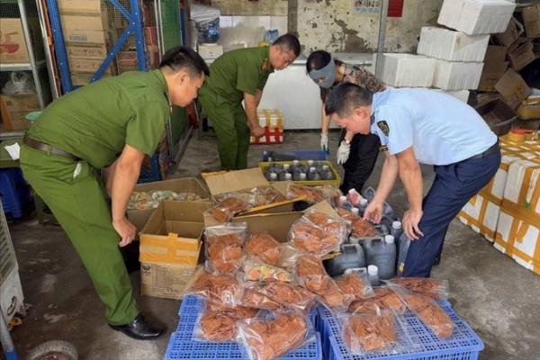 Hà Nội phát hiện cơ sở bán hơn 200 lít tương đen không rõ nguồn gốc ở Tây Mỗ