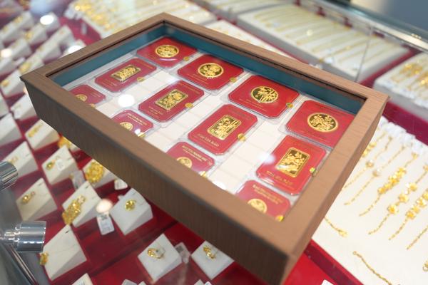 Giá vàng hôm nay 19/8: Vàng bất ngờ lao dốc, mốc 4.300 USD/ounce có giữ được?
