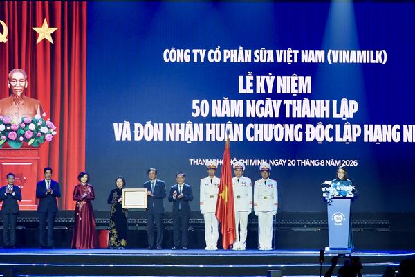 Sau danh hiệu Anh hùng Lao động, Vinamilk tiếp tục đón nhận Huân chương Độc lập hạng Nhất