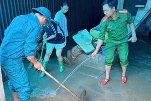Công an xã Mường Chanh giúp Nhân dân khắc phục hậu quả mưa, lũ