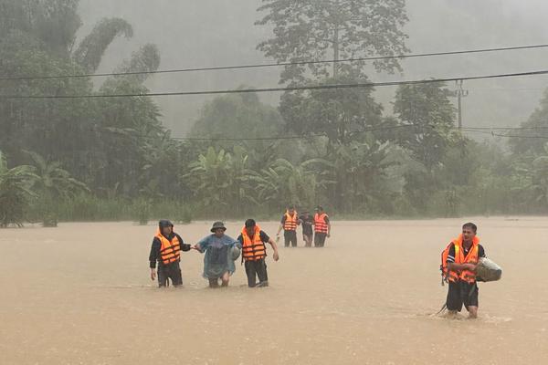 Mưa bão khiến hàng trăm nhà dân bị ngập, địa phương sơ tán 161 hộ dân đến nơi an toàn