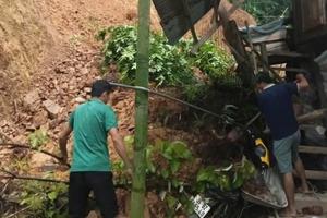 Thanh Hóa: Mưa lớn gây sạt lở nhiều tuyến đường, di dời dân khỏi khu vực nguy hiểm