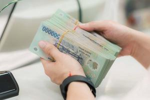 Lãi suất cho vay hạ nhiệt, ngân hàng đồng loạt tung gói ưu đãi